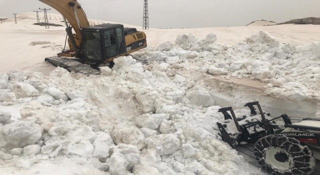 Nisan sonu Şırnakta 10 metreyi bulan karda yol açma çalışmaları devam ediyor