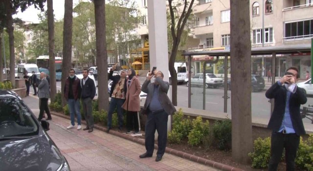 O çatıya çıktı, vatandaşlar görüntülemek için yarıştı