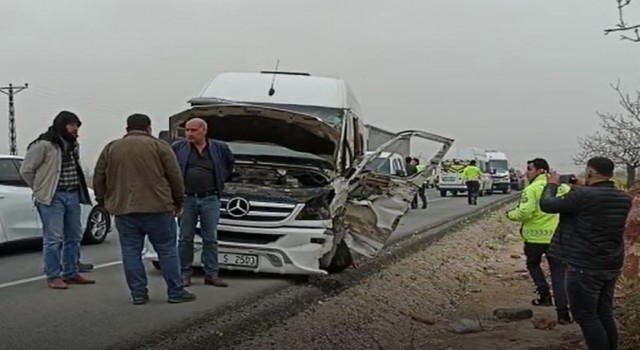 Öğrenci servisi ile tır çarpıştı: 4 yaralı