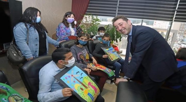 Öğrenciler Başkan Tosunu sergilerine davet ettiler