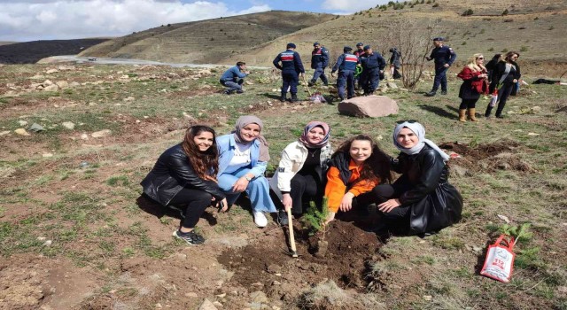 Öğrenciler doğaya iz bıraktı