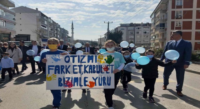 Öğrenciler ellerinde balonlar ve pankartlarla otizme dikkat çekti