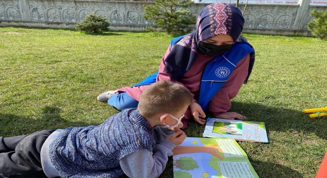 Öğrenciler köy okullarına hediye dağıttı
