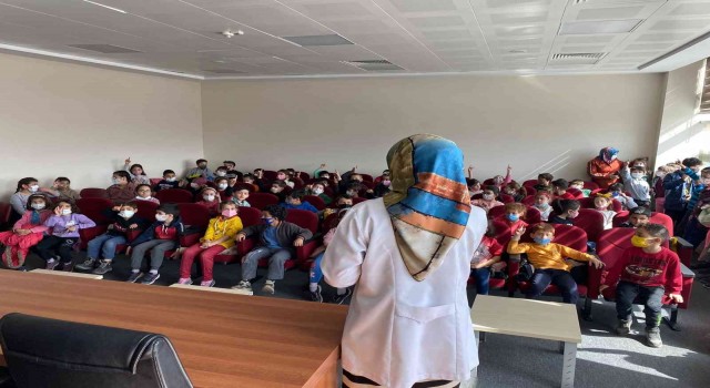 Öğrenciler sağlıklı beslenmeyi uzmanından öğrendiler