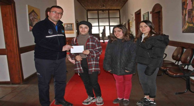 Öğrenciler, yolda buldukları parayı Zabıta ekiplerine teslim etti