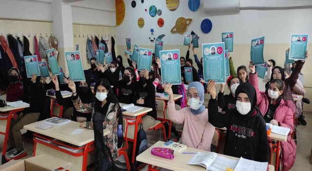 Öğrencilere özel imsakiye ve Kuran-ı Kerim hediye edildi