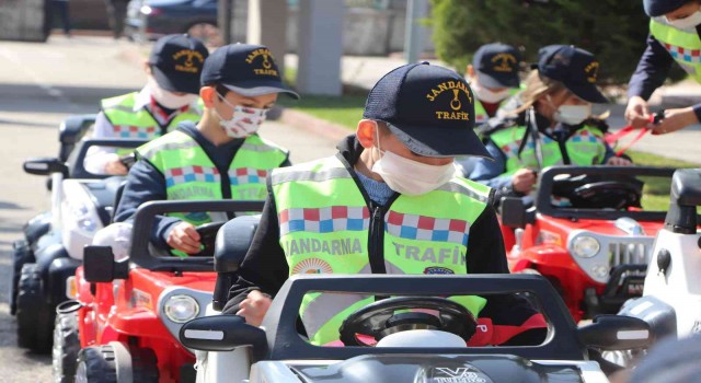 Öğrencilere trafik bilinci eğlenceli şekilde aşılanıyor