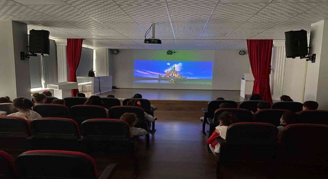 Öğrencileri için konferans salonunu sinemaya çevirdi