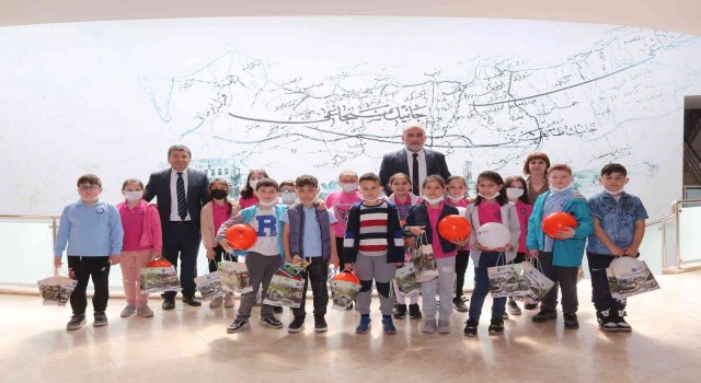 Öğrencilerin soruları başkanı terletti