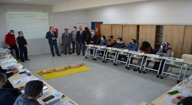 Öğretmenler ilk yardım eğitimi alıyor