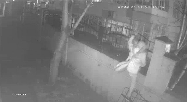 Okuldan saz çalan hırsız kamerada