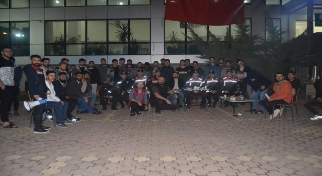 Olay var ihbarıyla yurda giden polislere üniversiteli gençlerden sürpriz kutlama