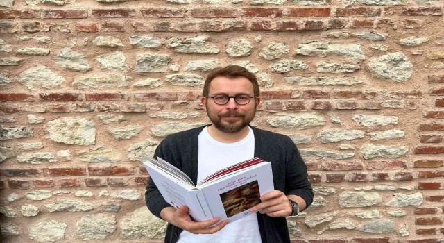 Ömür Akkor yeni kitabıyla okuyucu karşısında