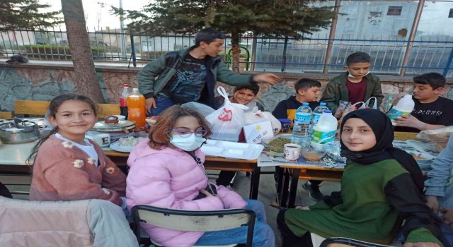 Ortaokul öğrencileri iftarda bir araya geldi