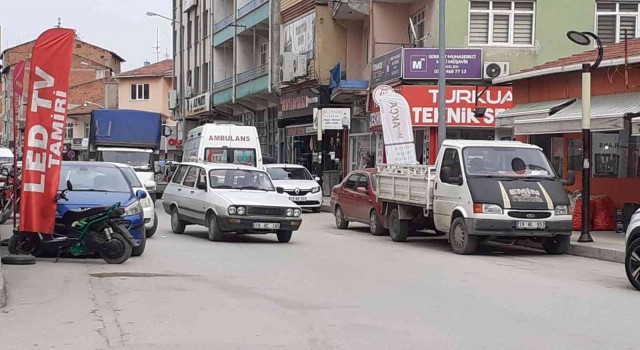 Osmancıkta trafik çilesi, ambulans yol alamıyor