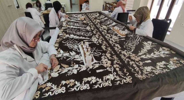 Osmangazi Hanın türbe örtüsü 2 yıldır ilmek ilmek işleniyor