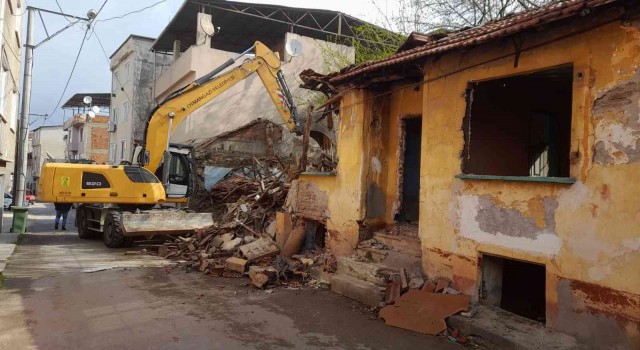 Osmangazide 2 metruk bina yıkıldı