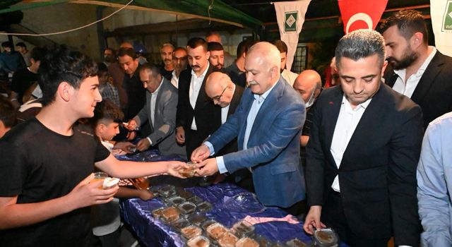 Osmaniye Belediye Başkanı Kadir Kara, Vatandaşlara Helva İkram Etti