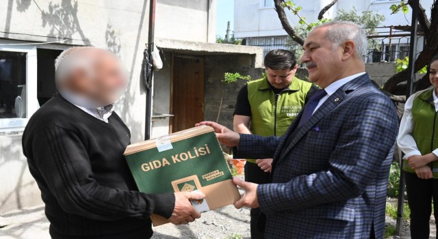 Osmaniye Belediyesinden ihtiyaç sahibi vatandaşlara gıda kolisi desteği
