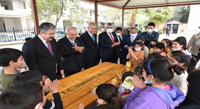 Osmaniye Belediyesinden öğrencilere ahşap piknik masası