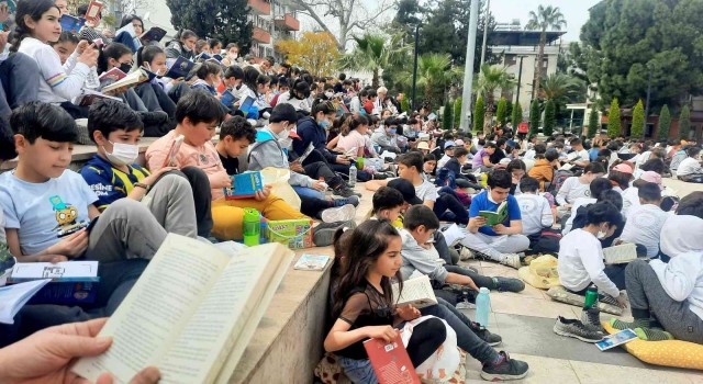 Osmaniyede 450 öğrenci meydanda kitap okudu