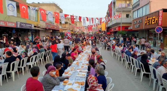 Osmaniyede binlerce kişi iftar sofrasında bir araya geldi