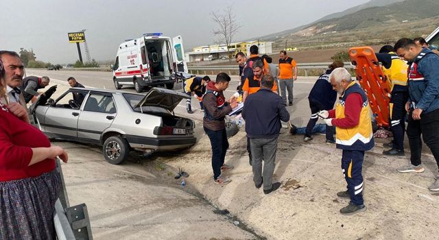 Osmaniye'de Kontrolden çıkan otomobil bariyerlere çarptı: 4 yaralı