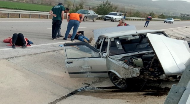 Osmaniyede otomobil bariyerlere çarptı: 1i ağır 4 yaralı