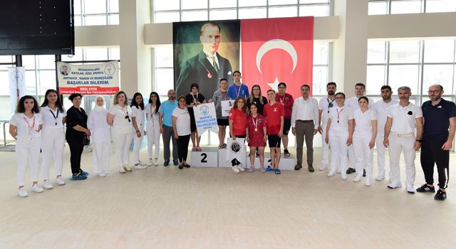 Osmaniye'de Özel sporcular yüzmede yarıştı