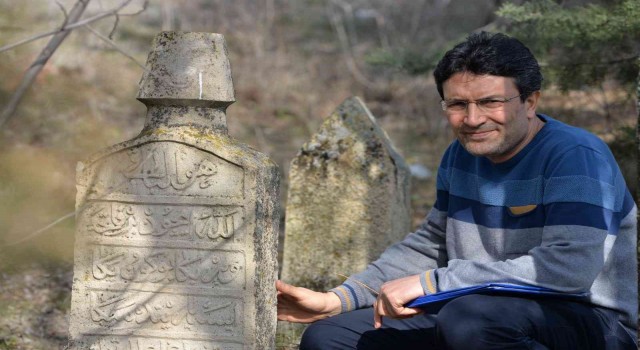 Osmanlı dönemine ait mezar taşlarındaki yazıtlar gün yüzüne çıkarılıyor