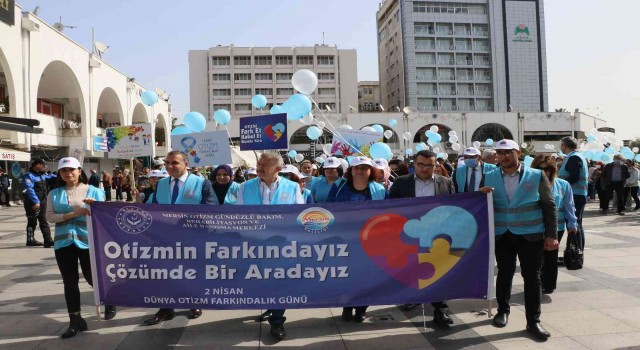 Otizme dikkat çekmek için mavi balonları gökyüzüne bıraktılar