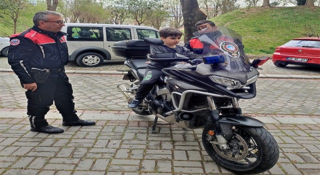 Otizmli çocuklardan polislere ihbarlı sürpriz