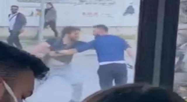 Otobüs şoförü ile taksicinin kavgasını ayırmak isteyen vatandaş bıçaklandı
