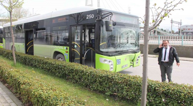 Otobüsün çarptığı araç duvara çarparak durabildi