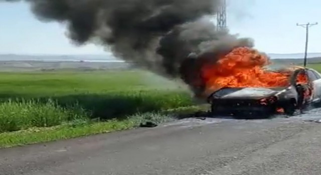 Otomobil alev topuna döndü