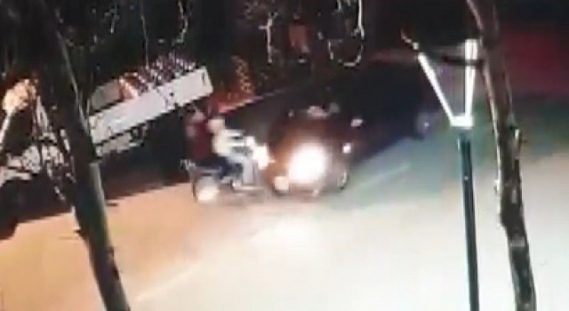 Otomobil ile motosiklet kafa kafaya çarpıştı