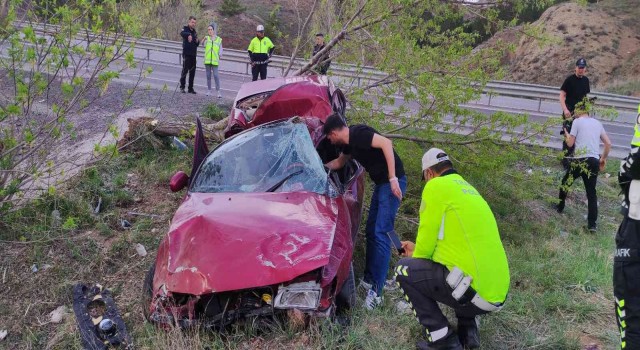 Otomobil yoldan çıktı 1 ölü 3 yaralı