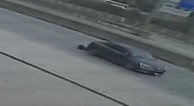 Otomobilin altında kalan köpek metrelerce sürüklendi, o anlar güvenlik kamerasına yansıdı
