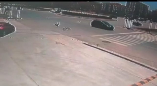 Otomobilin çarptığı bisiklet sürücüsü metrelerce sürüklendi