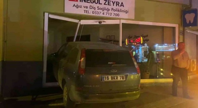 Otomobiliyle iş yerine daldı; o anlar kameraya yansıdı