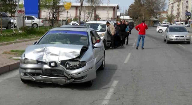 Otomobiller çarpıştı: 2 yaralı
