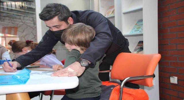 (ÖZEL) 30 yaşında resim yeteneğini keşfetti, şimdi çocuklara öğretiyor