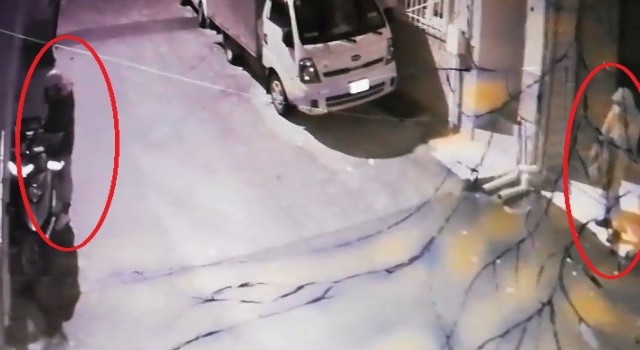 (Özel) Balkondan hırsızın kafasına tabak yağdırdı, hırsız böyle kaçtı