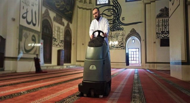 (Özel) Bursa Ulu Camide Ramazan temizliği