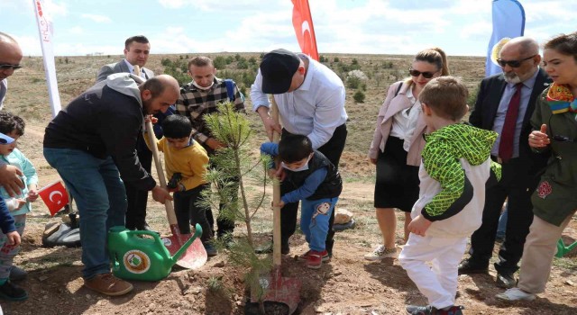 Özel çocuklar 23 Nisanı kendi adlarına diktikleri fidanlarla kutladı
