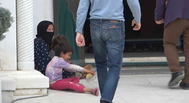 (Özel) Dilenci servisi kamerada...Bursada duygu tacirlerine zabıta operasyonu