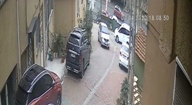 İstanbulda dehşet anları kamerada: Freni boşalan otomobil otoparktaki araçların üzerine uçtu