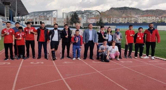 Özel sporcular, atletizmde kıyasıya yarıştı