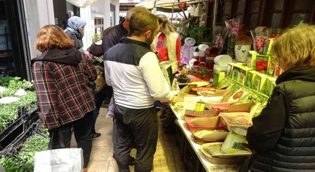 (Özel) Vatandaşlar kendi sebzesini yetiştirmek için tohumculara akın etti