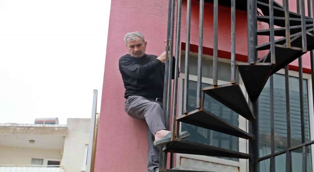 Pansiyonda çıkan yangında yarım kalmış yangın merdiveninde mahsur kaldı